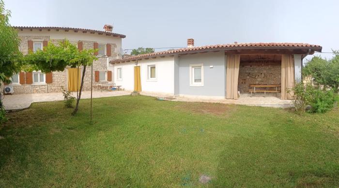 CASETTA CON GIARDINO e PORTICO