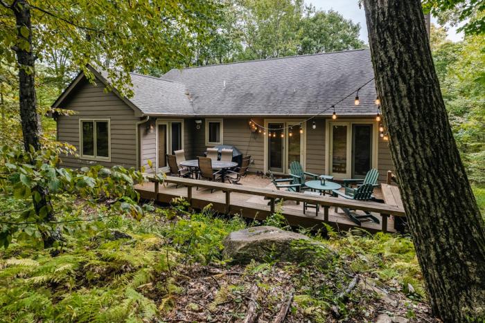 Cozy Wintergreen Retreat Fireplace & Spacious Deck