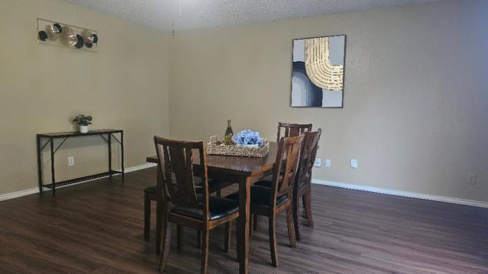 Cozy Four Bedroom Residence in Converse