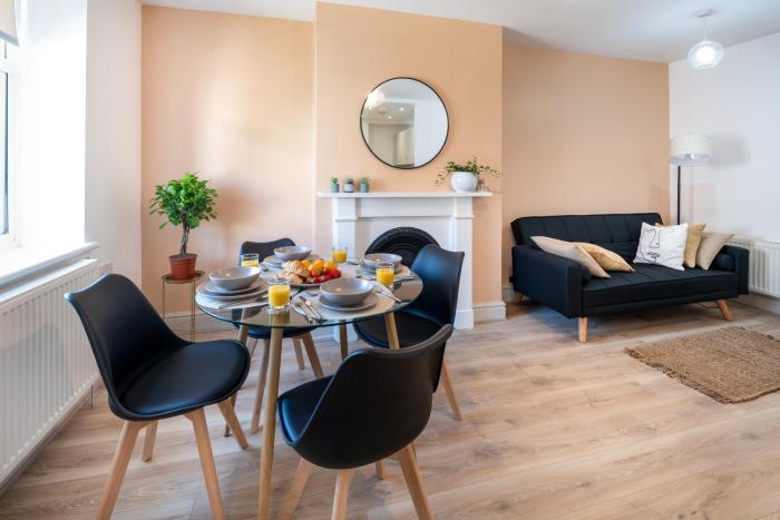 Terracotta flat, free WiFi & parking, easy access to Liverpool