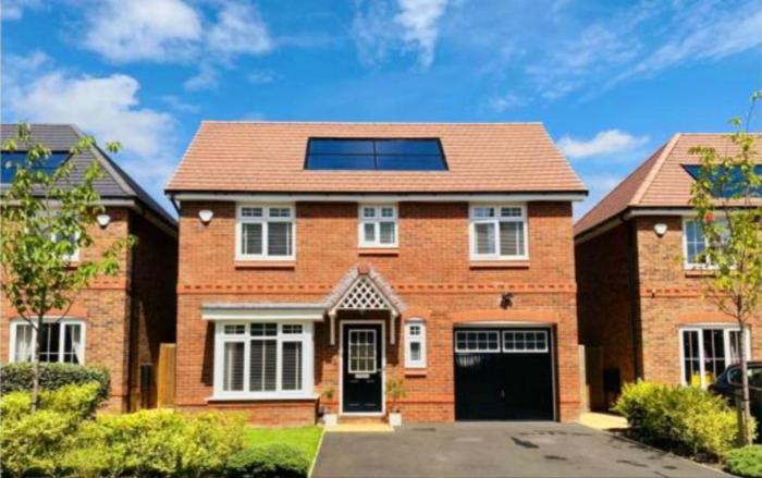 Modern House with Parking, Close to Train, City, Airport