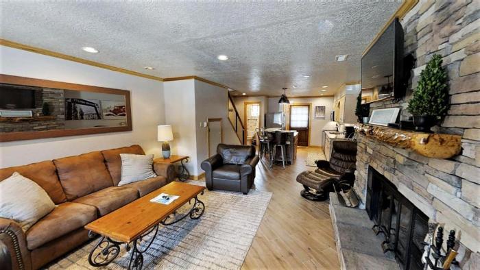 Claim Jumper Townhouse 03 - On the River - Across from the Fishing Ponds - WiFi - Cable - Near Ski Area - Wood Burning Fireplace