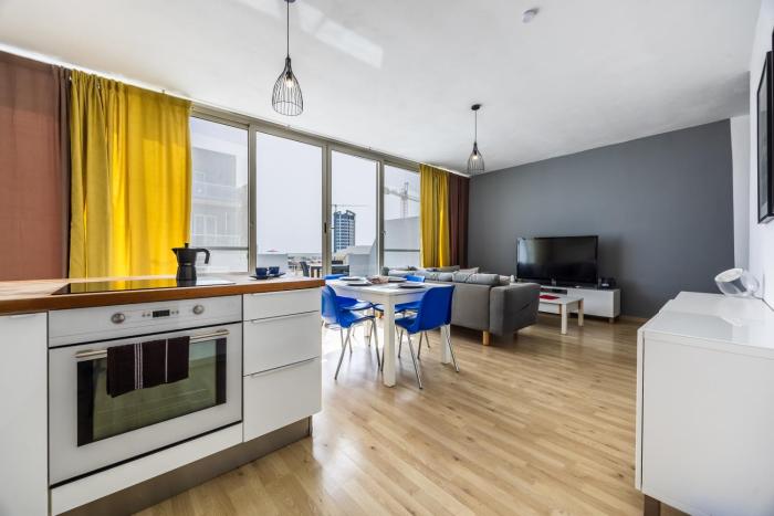 Cosy 2BR Sunlit Penthouse with Large Front Terrace - Close to St Julians, Sliema, & Valletta