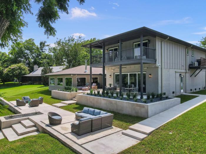 The Retreat on Lakeshore with Concierge Services