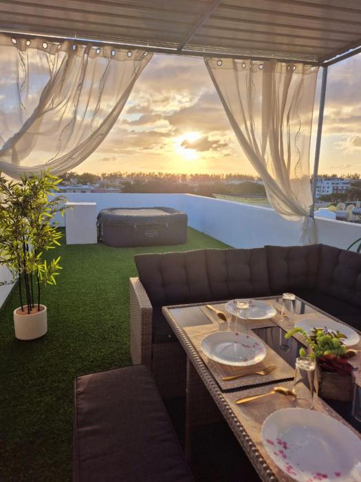 Skyview Apartment- Rooftop Penthouse with Sunset & Sea Views