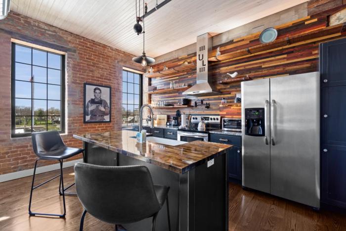 Downtown Urban Loft above Restaurants #8