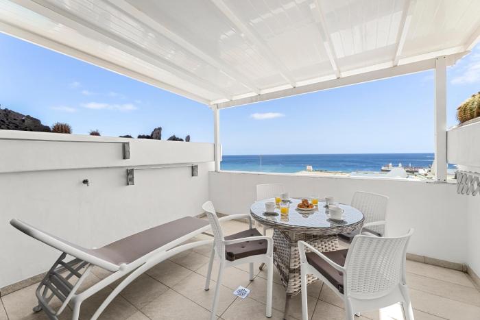 Stunning 2 bedroom Duplex close to main Beach with seaviews