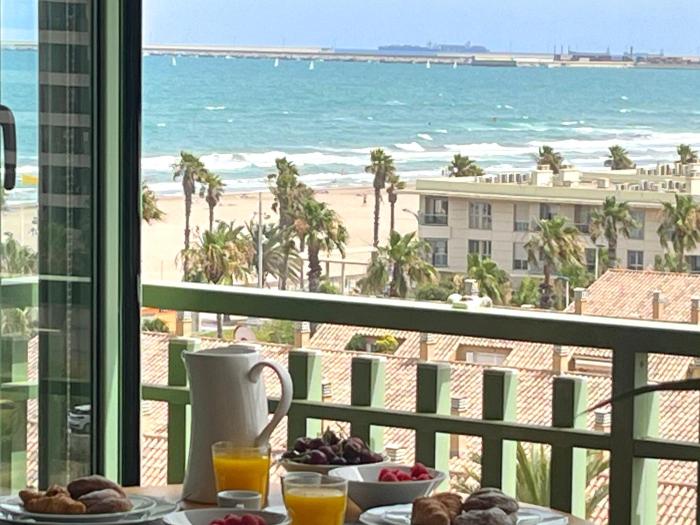 Stylish well-connected beachfront flat