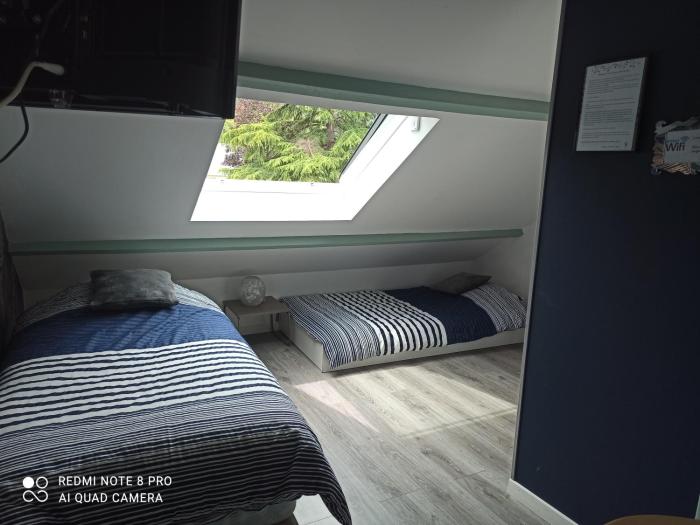Petit Studio Mansardé - 2 lits simples petit intérieur mais grand espace extérieur