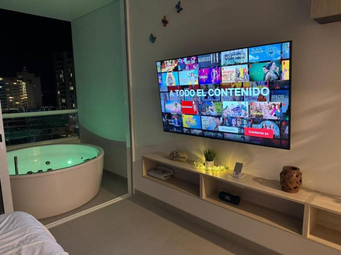 Suite con Jacuzzi, vista al mar y piscinas piso 13