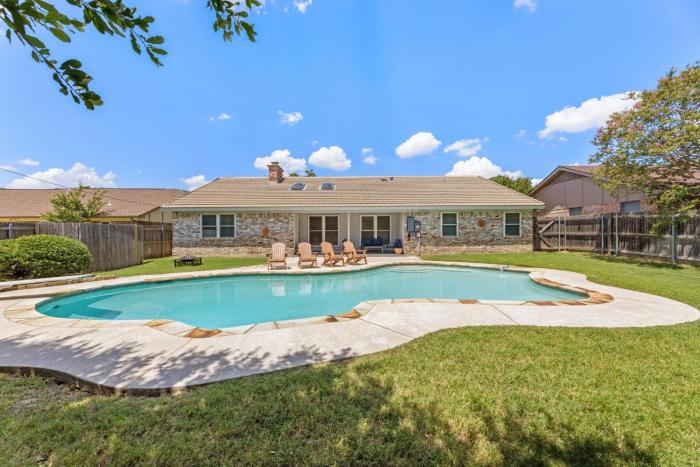 Stylish Villa in DFW -Near Stadiums, Pool, Pool Table