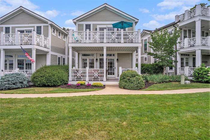 Lake front condo with pool access walking distance to downtown Saugatuck