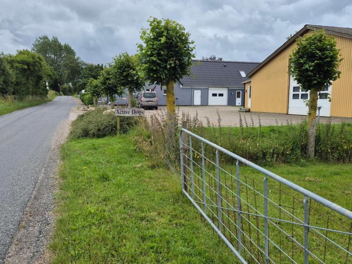 Værelse, tv-stue og spiserum uden vand, ikke køkken, på første sal , eget badeværelse i stueetagen