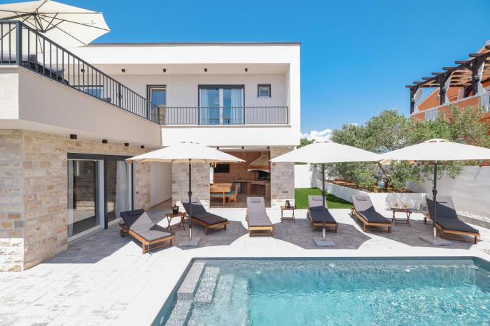 CROWONDER Villa Bura with Heated Swimming Pool and Jacuzzi