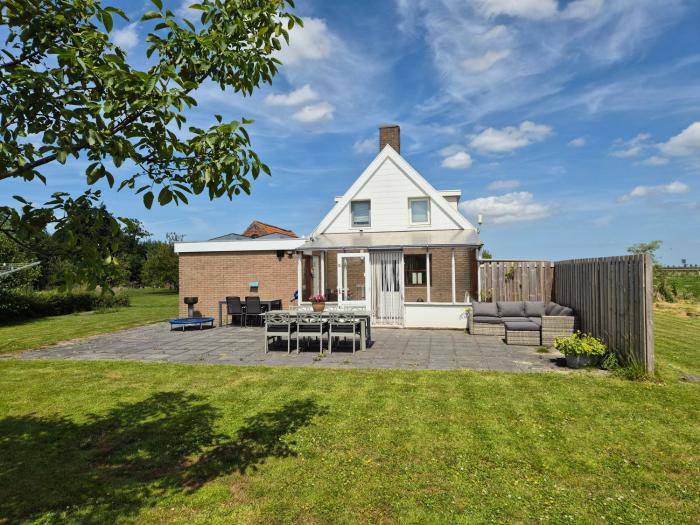 Vrijstaande ruime familiewoning landelijk gelegen