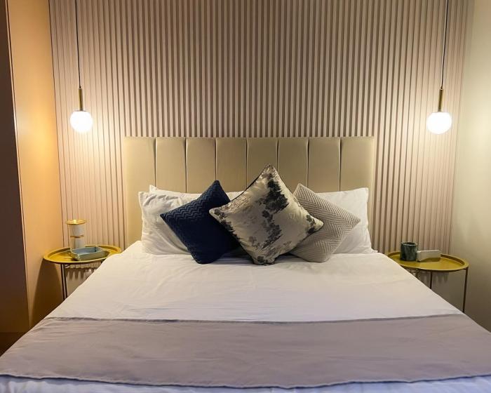 LUXESTAYSMNL Parisian Charm 1BR Suite Pool Gym 400MBPS WiFi Netflix Amazing City View