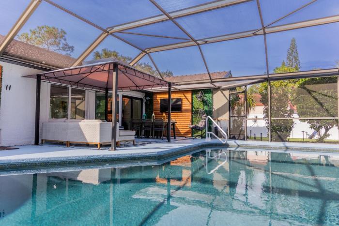 Upscale Tampa Bay Dream Home Pool with Putting Green