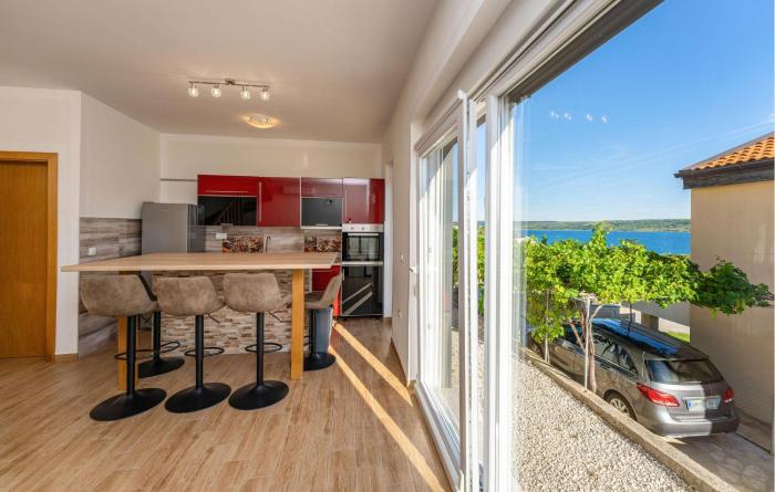 Beautiful Apartment In Rtina With Wifi