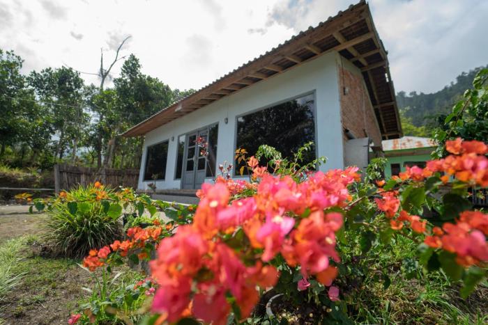 Quaint Cabin Walk to Batur Lake