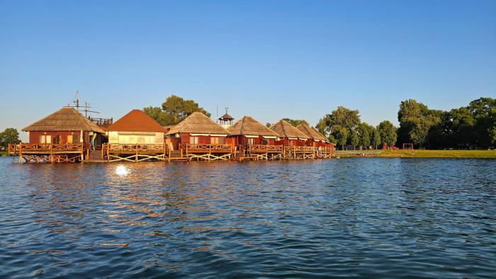 Tahiti sunshine - Chatka na vode