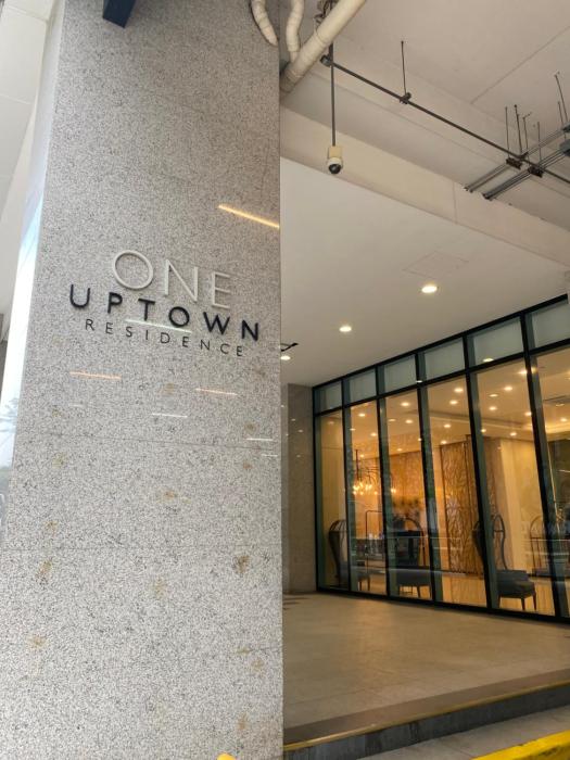 1 BR Uptown BGC across Uptown Mall