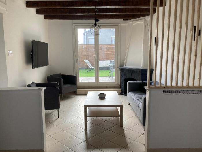 Belle maison avec grande terasse à 10 minutes en train de Paris centre et 6 min à pied de la gare et du centre ville