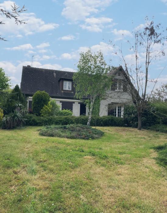 Maison dans un grand parc