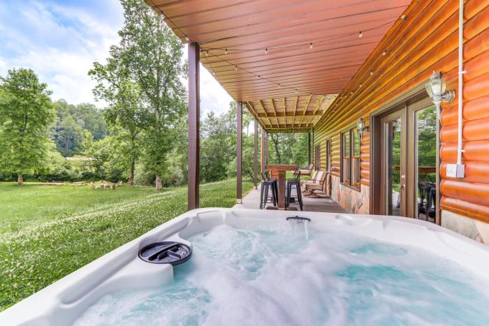 Waterfront Cabin in Ellijay Hot Tub and Game Room