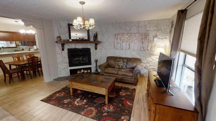 Valley Condo 121 - Creekside - WiFi - Pet Friendly - Hot Tub - Fireplace - Washer - Dryer - Playground
