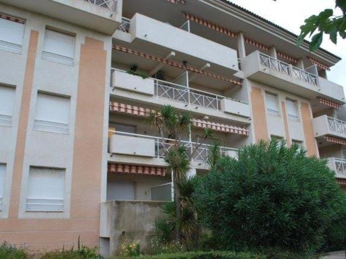 Le Lavandou : Agréable 2 pièces proche plage, terrasse, 4 personnes - FR-1-803-17