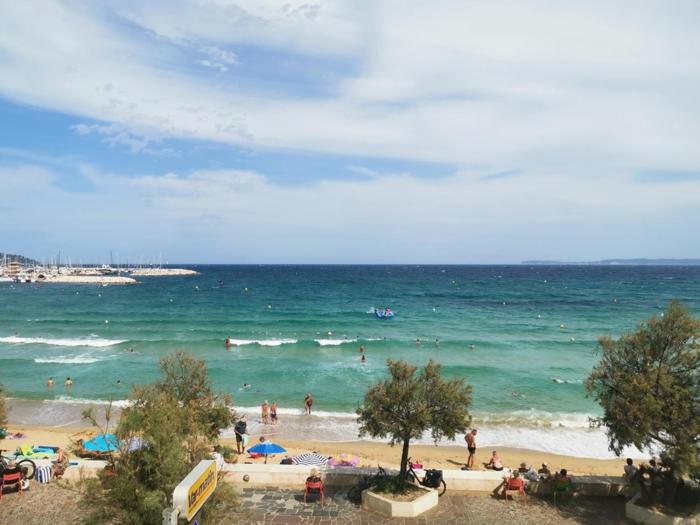 Le Lavandou : T2 climatisé avec parking pour 4, face mer - FR-1-803-23