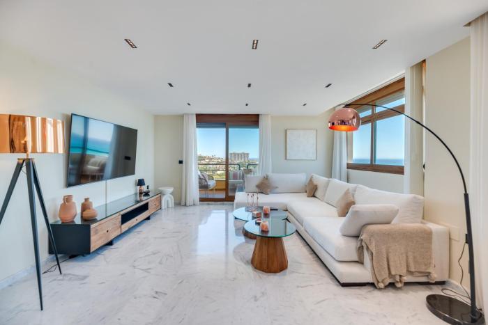 Luxury 4BDR Penthouse with Sea Views