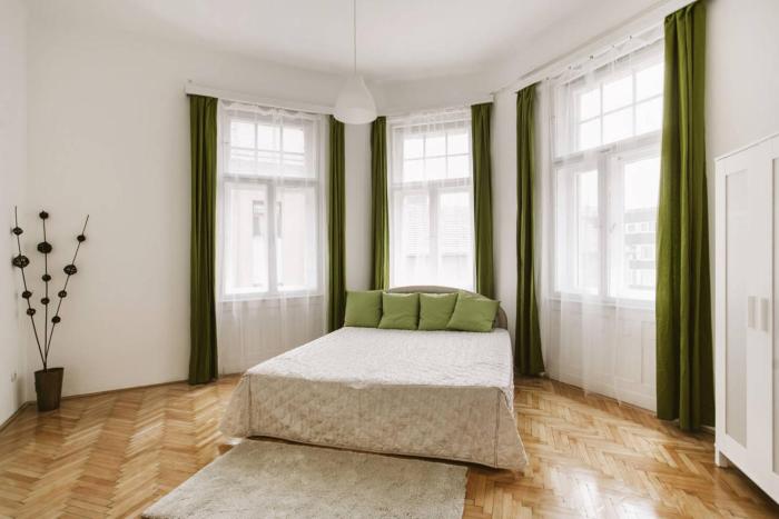 Századfordulós elegáns lakás erkéllyel