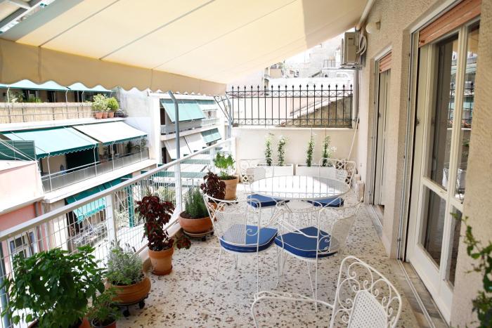 Chic 4th Floor Apt, Large Balcony, cinema view