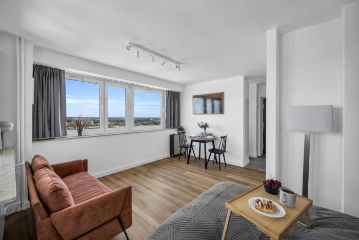 21st Floor Centrum Studio - Balcony, City View, AC - by Rentujemy