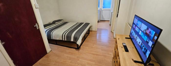 No Frills & Nothing Fancy 1 Bed Studio City Centre