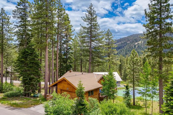 Close to Ski Slopes: Tahoe Ski Chalet w Fireplace