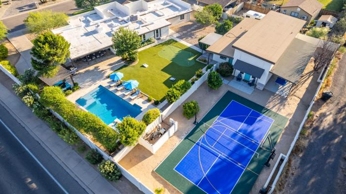 Charming Desert Villa & Casitas with Sportcourt & Pool