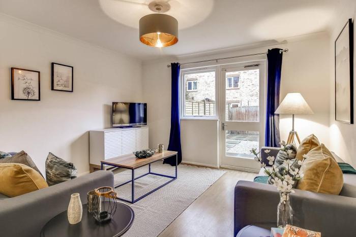 Lovely 4 Bedroom House with Garden near Waterloo