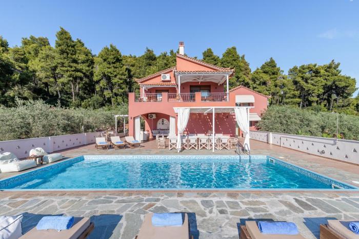 Luxury Villa with Private Pool in Skopelos, Spacious & Private, Villa Amaryllis By Kardous