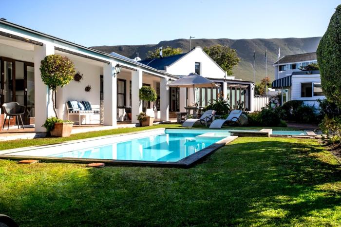 Sixteen Guesthouse on Main