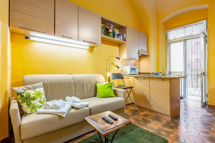 Yellow Apartment near the Train Station with Balcony