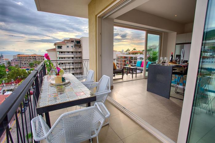 Spectacular Modern Mexican Condo, POOL & GYM