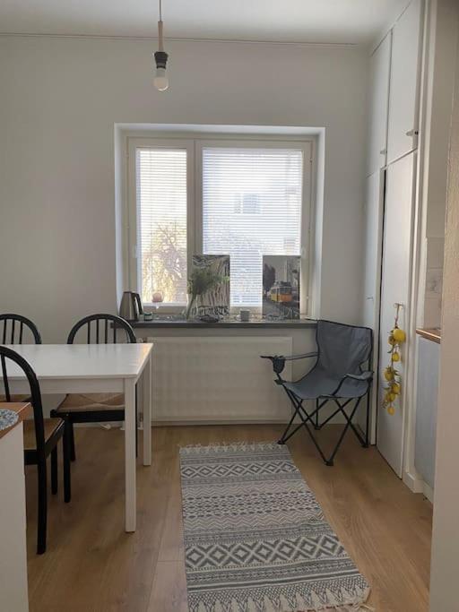 Parvekkeellinen yksiö Kastussa, erillinen keittiö