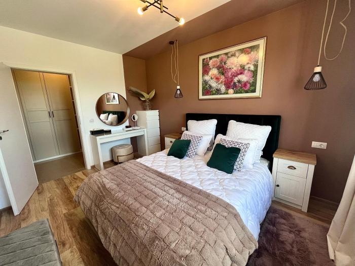 FLH - Best View Elegance Balcony Free Parking Bathtub AC SmarTVs Coresi Mall