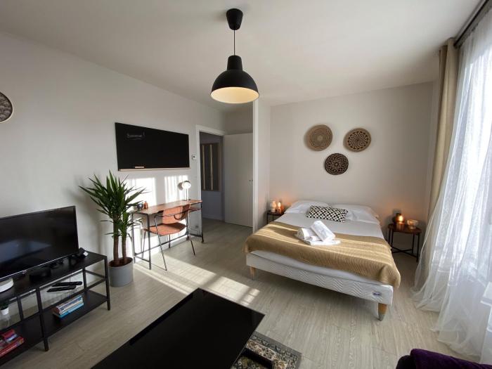 Grand studio calme avec balcon & parking gratuit