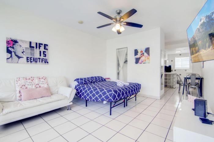 Sunny Ocean Dr Condo, w2 Queen Beds, South Beach