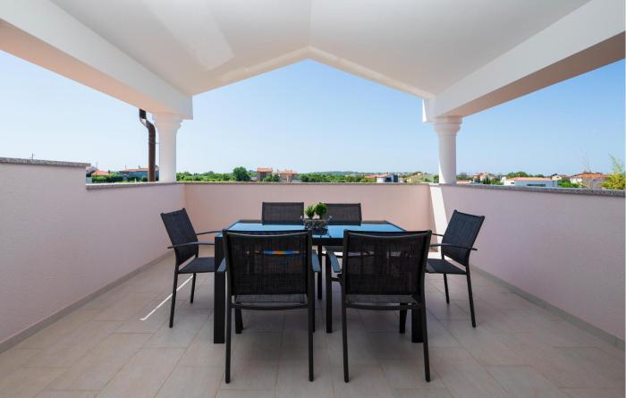 2 Bedroom Nice Apartment In Valbandom