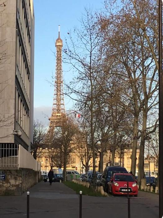 studio pour deux face a la tour Eiffel