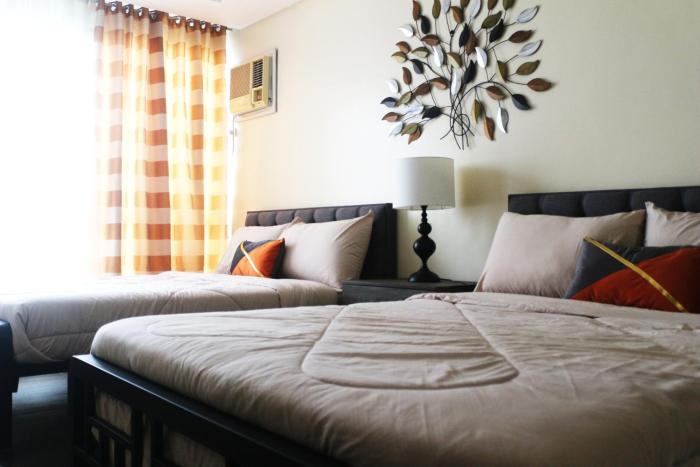 Spacious 3 Bedrooms with wifi access and pool near SM MOA Arena